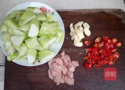 Illustration of how to make stir-fried pork slices with loofah 3