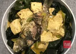 Illustration of how to cook crucian carp in pot with kelp and tofu 7