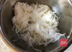 Illustration of how to make steamed cornmeal shredded radish 5