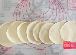 Illustration of how to make shredded pork with Beijing sauce 7