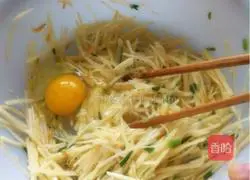 Illustration of making potato shredded cake 4