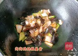 Illustration of how to make scrambled eggs with onions and fungus 7