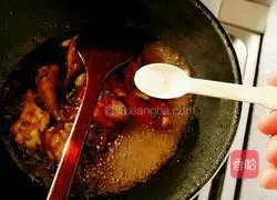 Illustration of how to make Coke-roasted chicken legs 6