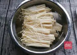 Illustration of how to make steamed chicken wings and enoki mushrooms 2