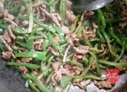 Illustration of how to stir-fry shredded pork with green pepper 5