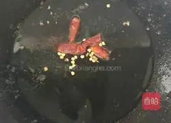 Illustration of how to make shredded pork and garlic yellow 5