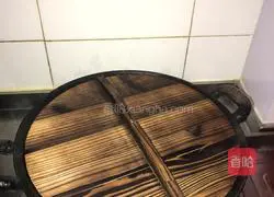 Illustration of how to stew fish in iron pot 12