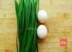Illustration of how to make fried eggs with chives 1