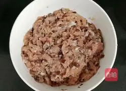 Illustration of how to make pork, fungus and bitter melon stuffed 7