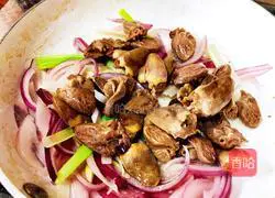 Illustration of how to stir-fry chicken hearts with green garlic sprouts 12