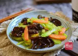 Illustration of how to stir-fry fungus with celery 11