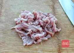 How to stir-fry shredded pork with celery Illustration 2