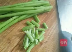Illustration of how to make appetizing spicy diced cabbage stalks 2