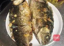 Illustration of how to stew crucian carp and tofu 2