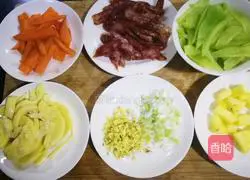 Illustration of how to make sausage and bamboo shoot slices 3