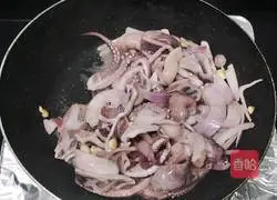 Illustration of how to cook squid in sauce 2