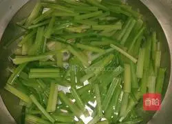 Illustration of how to make fried celery vermicelli 5