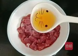 Illustration of how to stir-fry beef with diced celery 3