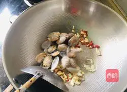 Illustration of how to make spicy clams 1