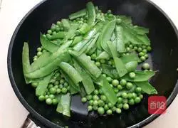Illustration of how to make fried peas and eggs 5
