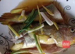 Illustration of how to make steamed yellow croaker 1