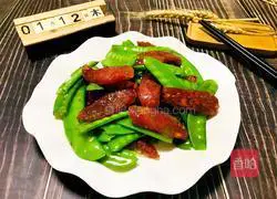 Illustration of how to make fried sausage with snow peas 9
