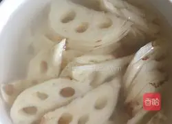 Lotus root Illustration of how to make fried meat with fungus 3