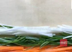 Illustration of how to make shredded pork in Beijing sauce 3