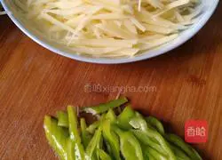 Illustration of how to make green pepper and potato shreds 1
