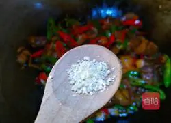 Recipe for twice-cooked pork with double peppers Illustration 13