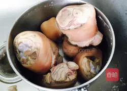 Illustration of soybean braised pig's trotters 1