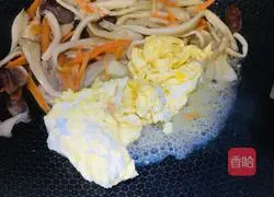 Illustration of how to make sausage, oyster mushrooms and scrambled eggs 5