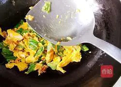 Illustration of how to make fried eggs with green pepper 9