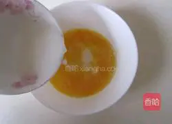 Illustration of how to make golden egg rolls 2