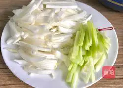Illustration of how to stir-fry shredded pork with cabbage stems and celery 3