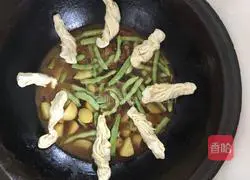 Illustration of how to cook potatoes and beans in one pot 12