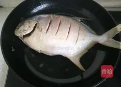 Illustration of how to cook silver pomfret with sauce 11