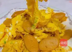 Illustration of how to make sausage and scrambled eggs 8