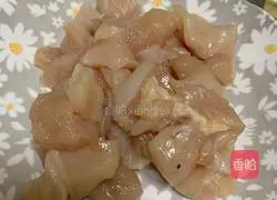 Illustration of how to make fat-reduced chicken breast, cucumber and oyster mushroom dices 1