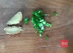 Illustration of how to stew bacon with moldy bean dregs 6