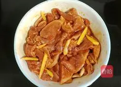 Illustration of how to stir-fry pork tongue with lettuce 4