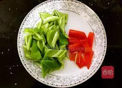 Illustration of how to make fried bacon with hot pepper 2