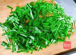 Illustration of how to make stir-fried spring leeks and shrimps 6