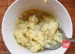 Illustration of how to make mashed potato and cheese baked shrimp 4