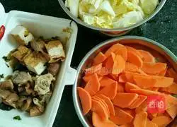 Illustration of how to stir-fry carrots and cabbage with marinade 1