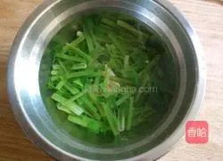  Illustration of how to mix walnuts with celery 6