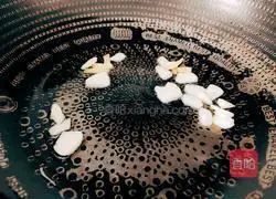 Illustration of how to stir-fry lotus root with shrimps 6