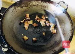 Illustration of how to make fried bacon with green garlic 1