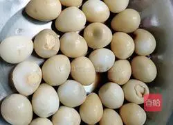 Illustration of how to make crispy fried quail eggs 3