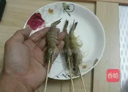 Illustration of how to make salt-baked shrimp 3